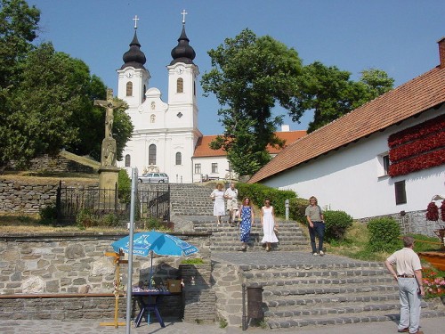 800px-Tihany 800px-Tihany