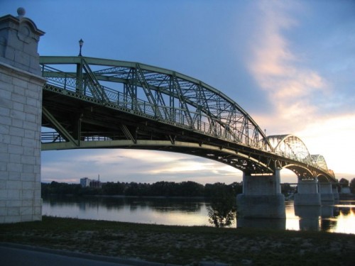 800px-Maria_valeria_bridge,_esztergom 800px-Maria_valeria_bridge,_esztergom