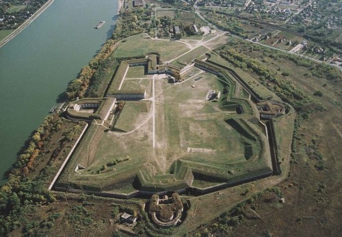800px-Komarom_Fortress_03