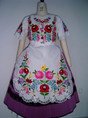Kalocsai_hungarian_dress
